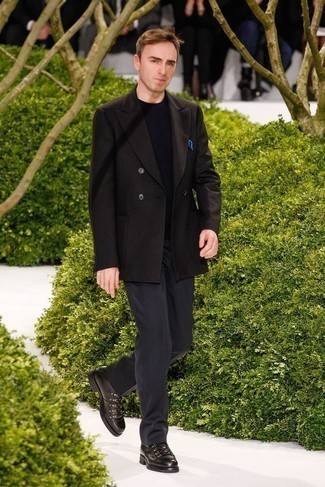 С чем носить табачный двубортный пиджак мужчине в теплую погоду: Табачный двубортный пиджак в сочетании с темно-серыми классическими брюками поможет создать модный и изысканный ансамбль. Если ты любишь рисковать, на ноги можно надеть черные кожаные повседневные ботинки.
