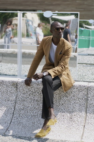 С чем носить светло-коричневый двубортный пиджак мужчине: Сочетание светло-коричневого двубортного пиджака и черных классических брюк выглядит очень модно и элегантно. Поклонники рискованных сочетаний могут завершить лук желтыми лоферами из плотной ткани.