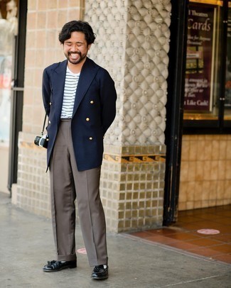 Какие пиджаки носить с черными лоферами с кисточками: Пиджак и коричневые классические брюки — чудесный пример элегантного мужского стиля в одежде. Вкупе с этим ансамблем отлично будут выглядеть черные лоферы с кисточками.