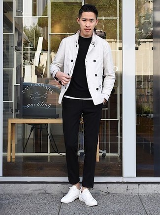Как носить белый пиджак с черными брюками чинос в 20 лет: Белый пиджак в сочетании с черными брюками чинос — незаезженный выбор для парней, работающих в офисе. белые низкие кеды из плотной ткани добавят луку легкой небрежности и беззаботства.