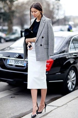 Модный лук: серый двубортный пиджак в шотландскую клетку, черная футболка с круглым вырезом, белая юбка-карандаш, черные кожаные туфли