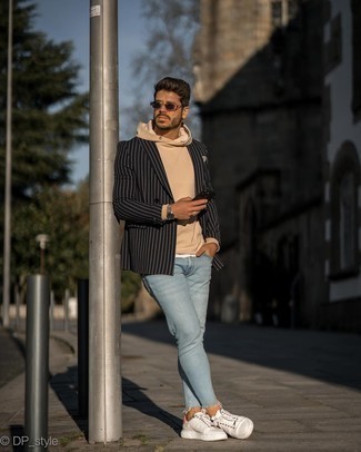 Как носить зауженные джинсы с пиджаком в 30 лет мужчине в теплую погоду: Пиджак в паре с зауженными джинсами безусловно будет обращать на себя взоры прекрасного пола. Что касается обуви, заверши лук бело-розовыми кожаными низкими кедами.