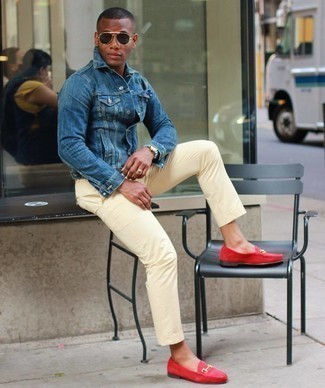 С чем носить бежевые брюки чинос в 20 лет в стиле смарт-кэжуал: Стильное сочетание синей джинсовой куртки и бежевых брюк чинос без сомнений будет привлекать взгляды красивых барышень. Хотел бы привнести в этот наряд толику классики? Тогда в качестве обуви к этому ансамблю, обрати внимание на красные замшевые лоферы.