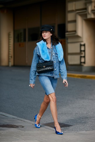 Как носить туфли с джинсовой курткой в теплую погоду: Любительницам непринужденного стиля придется по душе дуэт джинсовой куртки и синих джинсовых велосипедок. В этот наряд очень легко интегрировать пару туфель.
