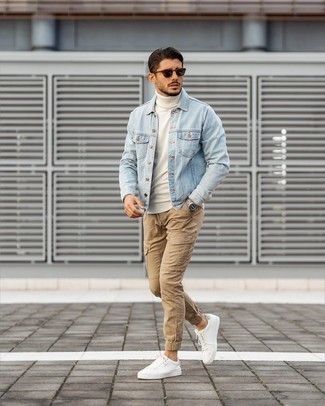 Какие джинсовые куртки носить с светло-коричневыми брюками карго в 30 лет в теплую погоду: Любителям непринужденного стиля придется по вкусу сочетание джинсовой куртки и светло-коричневых брюк карго. Что касается обуви, белые низкие кеды из плотной ткани — самый выигрышный вариант.