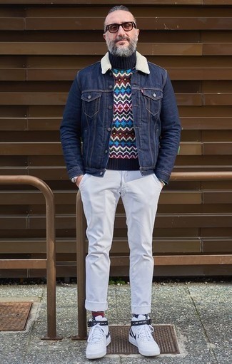 С чем носить синюю джинсовую куртку за 50 лет мужчине весна: Синяя джинсовая куртка и белые брюки чинос отлично подходят для воплощения городского лука на каждый день. Чтобы ансамбль не получился слишком отполированным, можешь завершить его бело-черными кожаными высокими кедами. В таком классном образе еще приятнее встречать весеннюю пору и предвкушать лето.