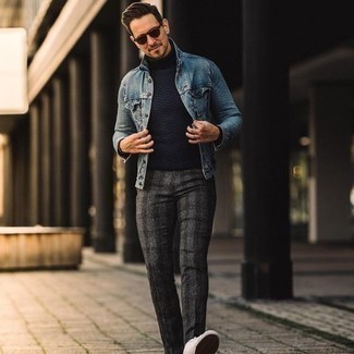 С чем носить синюю джинсовую куртку мужчине: Любителям расслабленного стиля полюбится дуэт синей джинсовой куртки и темно-серых брюк чинос в шотландскую клетку. Что же до обуви, можно закончить лук белыми низкими кедами из плотной ткани.