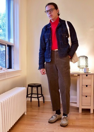 С чем носить темно-коричневые вельветовые брюки чинос: Темно-синяя джинсовая куртка и темно-коричневые вельветовые брюки чинос — идеальный образ, если ты хочешь создать раскованный, но в то же время модный мужской образ. В тандеме с этим образом наиболее уместно смотрятся светло-коричневые замшевые ботинки дезерты.