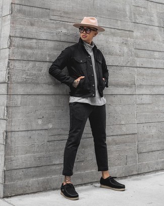 Какие водолазки носить с черной джинсовой курткой мужчине: Тандем черной джинсовой куртки и водолазки поможет создать незаезженный мужской образ в стиле кэжуал. Что до обуви, черные ботинки дезерты из плотной ткани — самый приемлимый вариант.