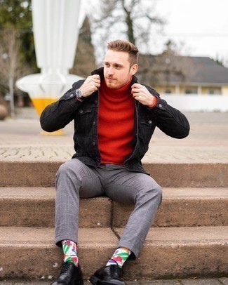 С чем носить красный свитер мужчине в теплую погоду: Комбо из красного свитера и серых брюк чинос в клетку безусловно будет привлекать внимание прекрасных женщин. Такой образ легко обретает новое прочтение в тандеме с черными кожаными оксфордами.