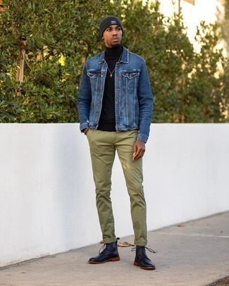 Какие джинсовые куртки носить с темно-синими повседневными ботинками мужчине осень: В джинсовой куртке и оливковых брюках чинос можно пойти на встречу в непринужденной обстановке или провести выходной, когда в планах поход в кино или кафе. Что же касается обуви, можешь отдать предпочтение классическому стилю и выбрать темно-синие повседневные ботинки. Разумеется, подобный образ будет прекрасной идеей в солнечный осенний день.