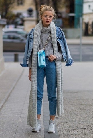 С чем носить свитер женщине в стиле кэжуал: Свитер и синие джинсы — отличный вариант, если ты ищешь простой, но в то же время стильный ансамбль. Пара серых высоких кед свяжет образ воедино.
