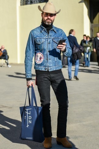 Какие ботинки челси носить с синей джинсовой курткой мужчине в стиле смарт-кэжуал: Синяя джинсовая куртка в паре с черными джинсами не прекращает импонировать джентльменам, которые любят одеваться со вкусом. Любишь эксперименты? Заверши образ ботинками челси.