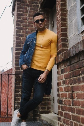С чем носить желтый свитер мужчине в теплую погоду: Поклонникам стиля кэжуал понравится дуэт желтого свитера и темно-синих джинсов. Любишь эксперименты? Заверши лук серыми низкими кедами из плотной ткани.