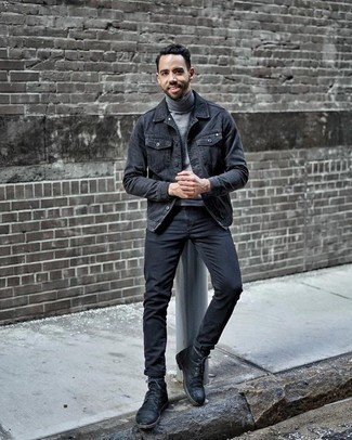 С чем носить серую джинсовую куртку мужчине: Серая джинсовая куртка в сочетании с темно-синими джинсами поможет выразить твой индивидуальный стиль и выигрышно выделиться из толпы. Любители модных экспериментов могут дополнить лук черными замшевыми повседневными ботинками, тем самым добавив в него толику строгости.