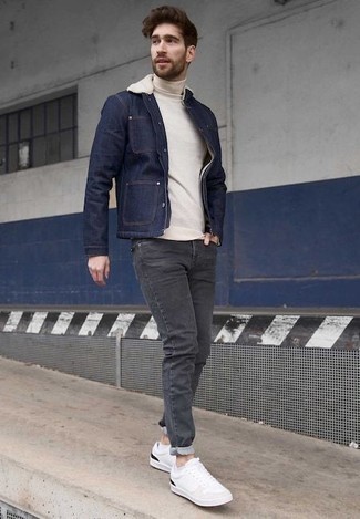 Как носить темно-серые джинсы с белыми низкими кедами в 30 лет мужчине: Темно-синяя джинсовая куртка и темно-серые джинсы будет хорошей идеей для простого повседневного ансамбля. В качестве обуви сюда подойдут белые низкие кеды.