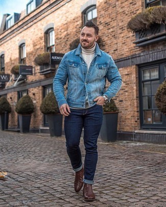 Какие ботинки челси носить с синей джинсовой курткой мужчине весна в стиле смарт-кэжуал: Синяя джинсовая куртка в сочетании с темно-синими джинсами не прекращает импонировать мужчинам, которые всегда одеты стильно. Завершив лук ботинками челси, можно получить потрясающий результат. Когда холодная пора сменяется в межсезонье, джентльменам хочется одеваться по моде и выглядеть превосходно, обращая на себя взоры красивых девушек. Такой лук уж точно в этом поможет.