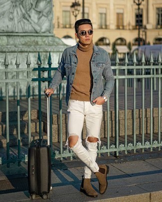 Как носить джинсовую куртку с ботинками челси в 20 лет мужчине в стиле кэжуал: Джинсовая куртка и белые рваные джинсы — выбор парней, которые никогда не сидят на месте. Опасаешься выглядеть несолидно? Дополни этот образ ботинками челси.
