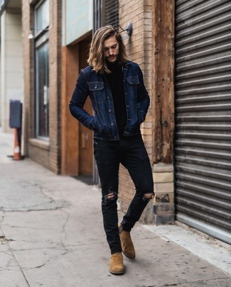 Как носить светло-коричневые замшевые ботинки челси с черными джинсами в 30 лет мужчине: Если ты делаешь ставку на комфорт и функциональность, темно-синяя джинсовая куртка и черные джинсы — хороший вариант для расслабленного мужского лука на каждый день. Такой лук получает новое прочтение в паре с светло-коричневыми замшевыми ботинками челси.