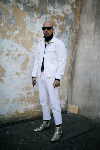 Модный лук: белая джинсовая куртка, черная водолазка, белые джинсы, бежевые кожаные ботинки челси со змеиным рисунком