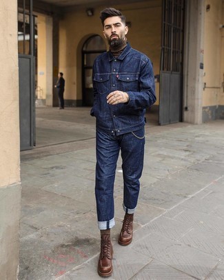 Какие повседневные ботинки носить с темно-синей джинсовой курткой мужчине осень: Сочетание темно-синей джинсовой куртки и темно-синих джинсов смотрится мужественно и по моде. Почему бы не добавить в этот лук на каждый день толику эффектности с помощью повседневных ботинок? Классный осенний лук, подобный этому — один из самых быстрых способов поднять себе настроение и зарядиться позитивом.