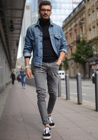 Какие джинсовые куртки носить с черно-белыми низкими кедами в 30 лет мужчине: Фанатам непринужденного стиля придется по душе образ из джинсовой куртки и серых зауженных джинсов. Пара черно-белых низких кед поможет сделать ансамбль более целостным.