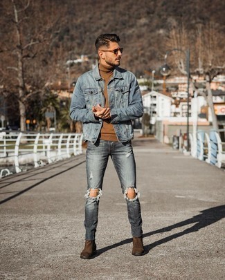 Как носить джинсовую куртку с ботинками челси в 20 лет мужчине в стиле кэжуал: Такое лаконичное и комфортное сочетание вещей, как джинсовая куртка и серые рваные зауженные джинсы, придется по душе джентльменам, которые любят проводить дни активно. В паре с ботинками челси такой образ смотрится особенно удачно.