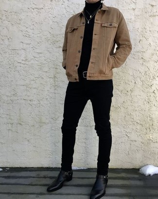 Какие джинсовые куртки носить с черными зауженными джинсами в 20 лет мужчине в стиле смарт-кэжуал: Джинсовая куртка в сочетании с черными зауженными джинсами позволит подчеркнуть твою индивидуальность и выделиться из толпы. Почему бы не привнести в повседневный образ чуточку изысканности с помощью черных кожаных ботинок челси?