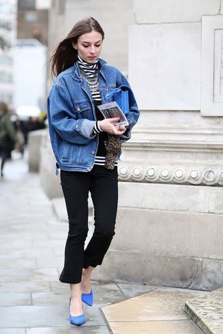 Как носить синюю джинсовую куртку с черными капри в стиле смарт-кэжуал: Комбо из синей джинсовой куртки и черных капри — отличная идея для создания лука в стиле элегантной повседневности. Что же до обуви, синие замшевые туфли — наиболее подходящий вариант.