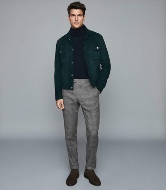 С чем носить серые классические брюки в шотландскую клетку мужчине: Создав образ из темно-зеленой вельветовой джинсовой куртки и серых классических брюк в шотландскую клетку, получишь подходящий мужской образ для полуформальных встреч после работы. Любители модных экспериментов могут дополнить лук темно-коричневыми замшевыми оксфордами, тем самым добавив в него чуточку изысканности.