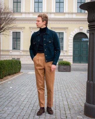 Какие джинсовые куртки носить с табачными классическими брюками в 30 лет мужчине: Джинсовая куртка в сочетании с табачными классическими брюками — воплощение элегантного стиля. Весьма подходяще здесь смотрятся темно-коричневые замшевые лоферы с кисточками.