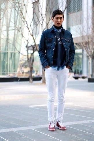 С чем носить темно-красные высокие кеды подросткам мужчине: Сочетание темно-синей джинсовой куртки и белых джинсов — хорошая идея для воплощения мужского образа в стиле business casual. Создать красивый контраст с остальными составляющими этого лука помогут темно-красные высокие кеды.