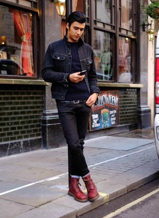С чем носить красные кожаные повседневные ботинки мужчине: Темно-синяя джинсовая куртка и черные джинсы — рассмотри этот выбор, если не боишься чувствовать себя в центре внимания. Преобразить лук и добавить в него немного классики помогут красные кожаные повседневные ботинки.
