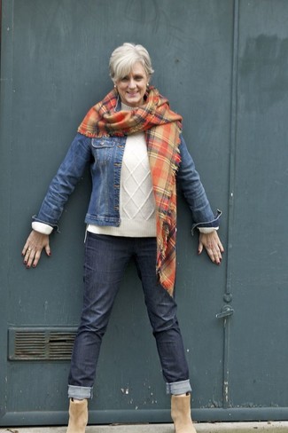 С чем носить светло-коричневые ботинки за 50 лет женщине весна в стиле смарт-кэжуал: Лук из синей джинсовой куртки и темно-синих джинсов позволит выглядеть стильно, а также выразить твой индивидуальный стиль. Любишь экспериментировать? Дополни лук светло-коричневыми ботинками. Если ты пребываешь в по-настоящему весеннем настроении, этот образ великолепно тебе подойдет.