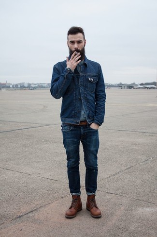 Как носить джинсовую рубашку с джинсовой курткой мужчине в стиле смарт-кэжуал: Джинсовая куртка и джинсовая рубашка — отличная идея для несложного, но стильного мужского ансамбля. Теперь почему бы не привнести в повседневный ансамбль немного утонченности с помощью темно-коричневых кожаных повседневных ботинок?