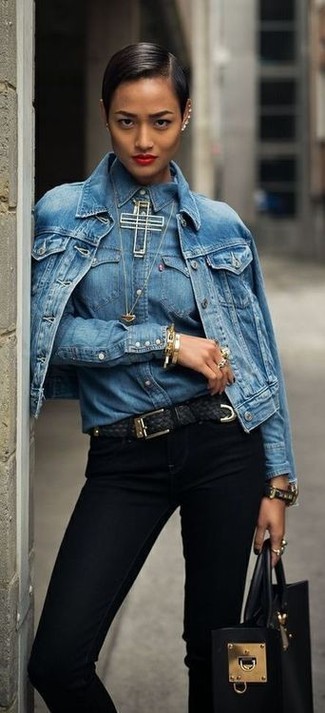 С чем носить темно-синюю джинсовую куртку в 30 лет женщине в стиле смарт-кэжуал: Несмотря на свою несложность, ансамбль из темно-синей джинсовой куртки и черных джинсов скинни продолжает покорять сердца многих модниц.