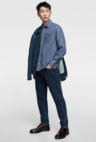 Как носить синюю джинсовую рубашку с синими джинсами мужчине: Сочетание синей джинсовой рубашки и синих джинсов поможет реализовать в твоем луке городской стиль современного джентльмена. Толику стильной строгости и мужественности образу добавит пара темно-красных кожаных туфель дерби.
