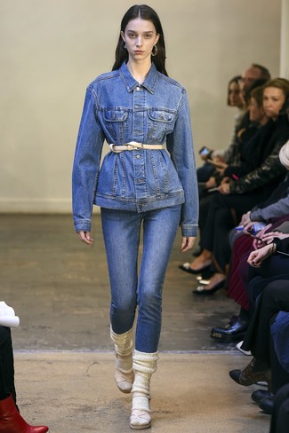 Модный лук: синяя джинсовая куртка, синие джинсы, бежевые кожаные босоножки на каблуке, бежевый кожаный пояс