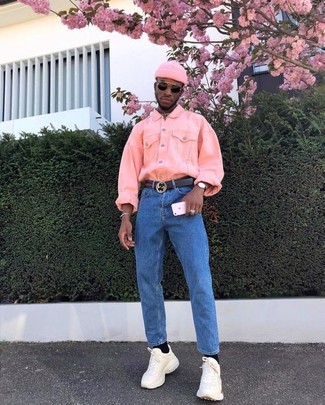 Модный лук: розовая джинсовая куртка, синие джинсы, бежевые кроссовки, розовая шапка