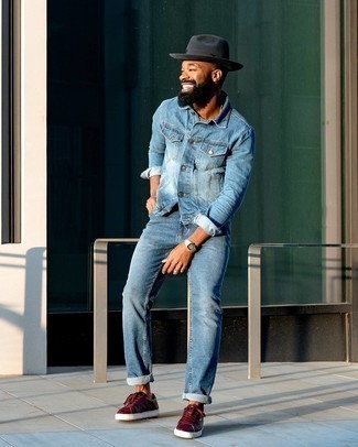 С чем носить красные низкие кеды мужчине: Если ты любишь смотреться стильно, и при этом чувствовать себя комфортно и нескованно, попробуй это сочетание синей джинсовой куртки и синих джинсов. Очень неплохо здесь будут смотреться красные низкие кеды.
