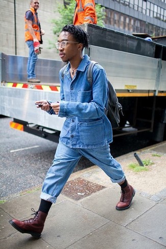 С чем носить брюки подросткам мужчине в стиле смарт-кэжуал: Синяя джинсовая куртка и брюки прочно обосновались в гардеробе многих джентльменов, позволяя создавать неприевшиеся и комфортные ансамбли. Хочешь сделать лук немного элегантнее? Тогда в качестве дополнения к этому луку, стоит обратить внимание на темно-красные кожаные повседневные ботинки.