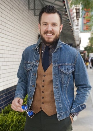 С чем носить темно-коричневые часы в горизонтальную полоску в 30 лет мужчине: Сочетание синей джинсовой куртки и темно-коричневых часов в горизонтальную полоску - очень практично, и поэтому идеально для создания повседневного  лука.
