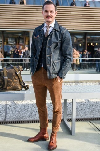 Какие классические рубашки носить с темно-синей джинсовой курткой в 30 лет мужчине осень в стиле смарт-кэжуал: Если ты приписываешь себя к той немногочисленной группе молодых людей, неплохо разбирающихся в модных тенденциях, тебе подойдет тандем темно-синей джинсовой куртки и классической рубашки. Поклонники смелых вариантов могут дополнить лук коричневыми кожаными повседневными ботинками. Подобный ансамбль несомненно понравится тебе в межсезонье.