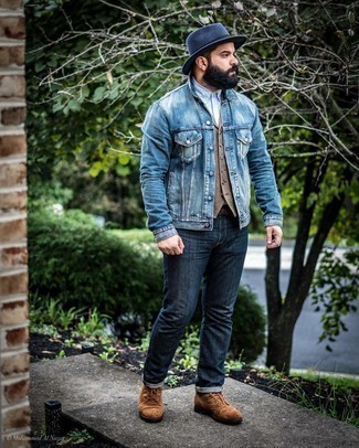 С чем носить синюю джинсовую куртку мужчине в прохладную погоду в стиле смарт-кэжуал: Синяя джинсовая куртка и темно-синие джинсы надежно обосновались в гардеробе многих джентльменов, помогая создавать неприевшиеся и практичные луки. Если ты любишь соединять в своих луках разные стили, на ноги можно надеть коричневые замшевые повседневные ботинки.
