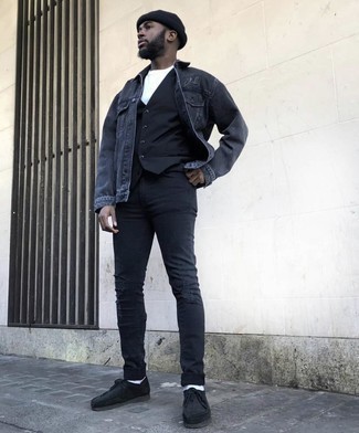 С чем носить темно-серые рваные зауженные джинсы в 20 лет мужчине осень: Если в одежде ты делаешь ставку на удобство и практичность, темно-серая джинсовая куртка и темно-серые рваные зауженные джинсы — прекрасный вариант для расслабленного повседневного мужского ансамбля. И почему бы не добавить в повседневный лук немного стильной строгости с помощью черных замшевых ботинок дезертов? Нам кажется, это классная задумка для переменчивой осенней погоды.