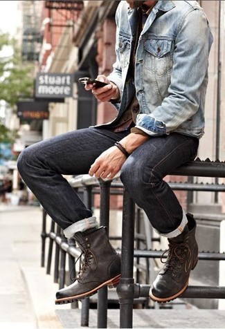 Как носить коричневые кожаные повседневные ботинки с темно-серыми джинсами мужчине: Если ты любишь смотреться с иголочки, и при этом чувствовать себя комфортно и нескованно, стоит примерить это сочетание голубой джинсовой куртки и темно-серых джинсов. Думаешь сделать ансамбль немного элегантнее? Тогда в качестве дополнения к этому луку, стоит обратить внимание на коричневые кожаные повседневные ботинки.