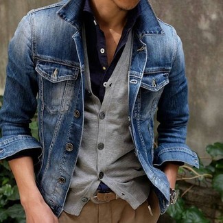 С чем носить синюю джинсовую куртку в 20 лет мужчине в теплую погоду: Синяя джинсовая куртка и светло-коричневые брюки чинос — неотъемлемые вещи в арсенале молодых людей с чувством стиля.