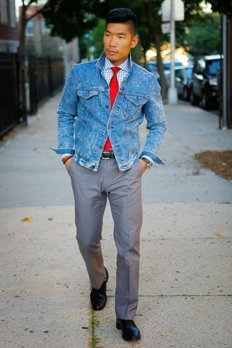 С чем носить красный галстук в 20 лет мужчине в стиле смарт-кэжуал: Несмотря на то, что это довольно сдержанный лук, образ из синей джинсовой куртки и красного галстука неизменно нравится джентльменам, а также пленяет сердца прекрасных дам. В паре с этим образом наиболее удачно будут выглядеть черные кожаные туфли дерби.