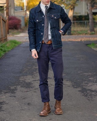 Как носить белую классическую рубашку с синей джинсовой курткой в 20 лет мужчине весна: Синяя джинсовая куртка и белая классическая рубашка — хороший выбор для поклонников дресс-кода smart casual. коричневые кожаные повседневные ботинки добавят облику непринужденности и беззаботства. Когда зимнее время года меняется на весну, хочется смотреться модно, излучать силу и уверенность и обращать на себя взгляды прекрасных девушек. Подобный ансамбль уж точно поможет достичь желаемого.