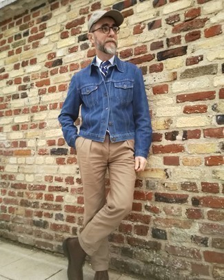 Какие брюки чинос носить с темно-синей джинсовой курткой за 50 лет в теплую погоду: Тандем темно-синей джинсовой куртки и брюк чинос поможет составить незаезженный мужской лук в повседневном стиле. Закончив ансамбль темно-коричневыми кожаными повседневными ботинками, получим потрясающий результат.